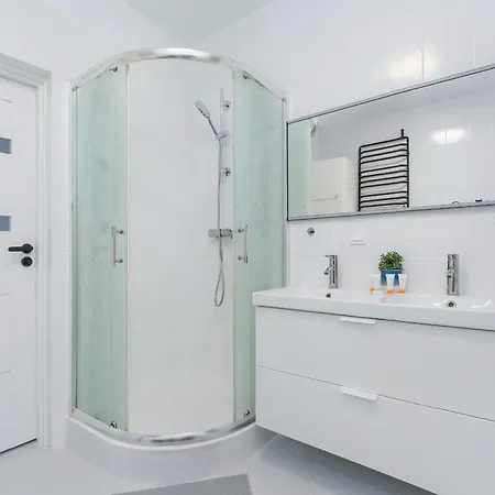 Beautiful House With Balcony, Ideal For Families By Renters Vakantiehuis