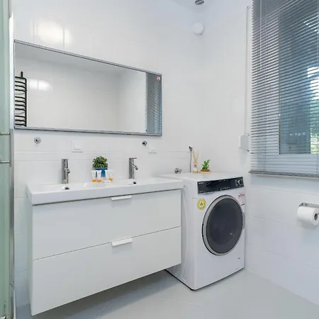 Vakantiehuis Beautiful House With Balcony, Ideal For Families By Renters Poznań