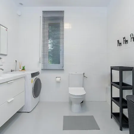 Beautiful House With Balcony, Ideal For Families By Renters Feriehus *