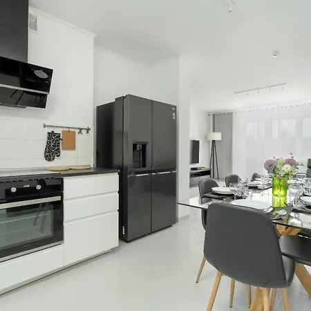 Beautiful House With Balcony, Ideal For Families By Renters Feriehus